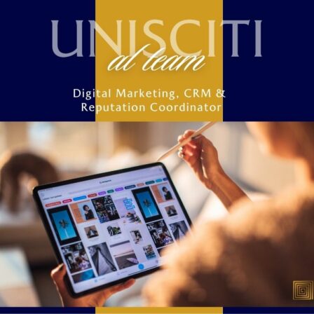 Una persona ha un tablet che mostra una griglia di immagini; una mano con uno stilo tocca lo schermo; in alto si legge la frase 'UNISCITI al team' su sfondo blu con barre dorate.