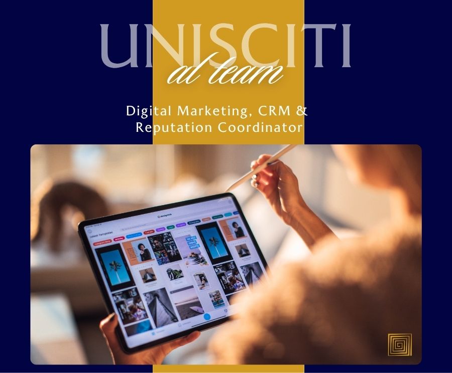 Una persona ha un tablet che mostra una griglia di immagini; una mano con uno stilo tocca lo schermo; in alto si legge la frase 'UNISCITI al team' su sfondo blu con barre dorate.
