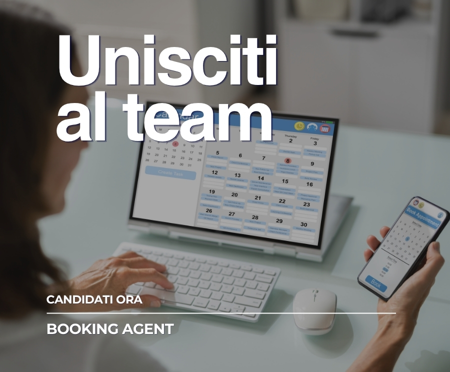 Immagine promozionale: una persona al computer con uno smartphone in mano, su uno schermo si vede un calendario; i testi sovrapposti dicono 'Unisciti al team', 'Candidati ora' e 'Booking agent'.