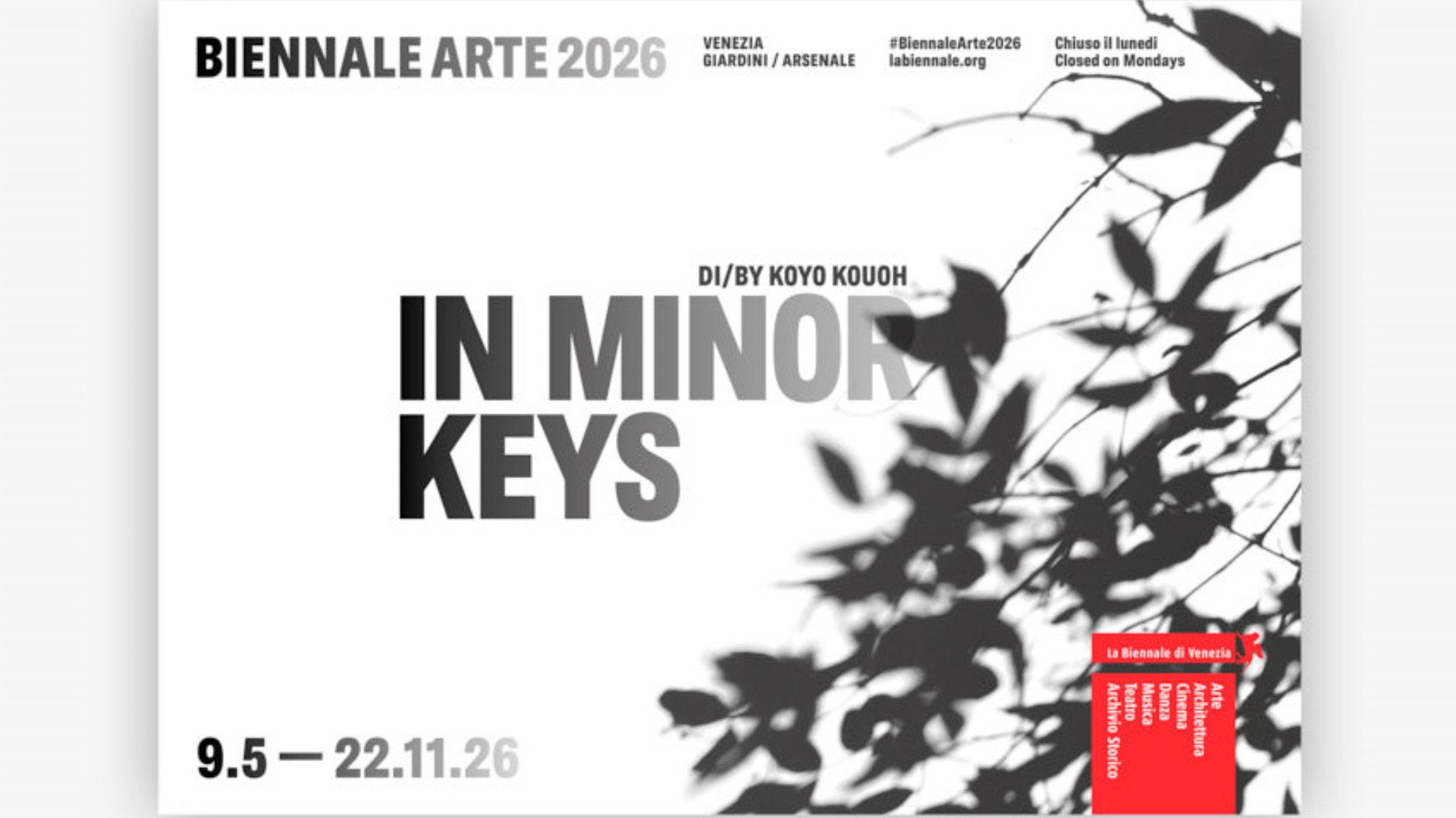 Poster del Biennale Arte 2026: sfondo bianco con grandi lettere nere 'IN MINOR KEYS' al centro, testo secondario 'DI/BY KOYO KUOH' sopra, e 'BIENNALE ARTE 2026' in alto a sinistra. A destra si intravedono rami neri; in basso a sinistra la data '9.5 — 22.11.26' e in basso a destra una piccola etichetta rossa.