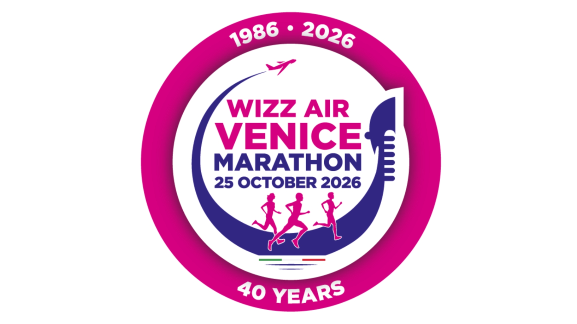 Logo circolare del Wizz Air Venice Marathon: bordo esterno rosa con 1986–2026 in alto e 40 anni in basso; interno bianco con il testo 'WIZZ AIR VENICE MARATHON' e la data '25 ottobre 2026', tre corridori stilizzati in corsa e una linea blu a forma di arco che li accompagna.